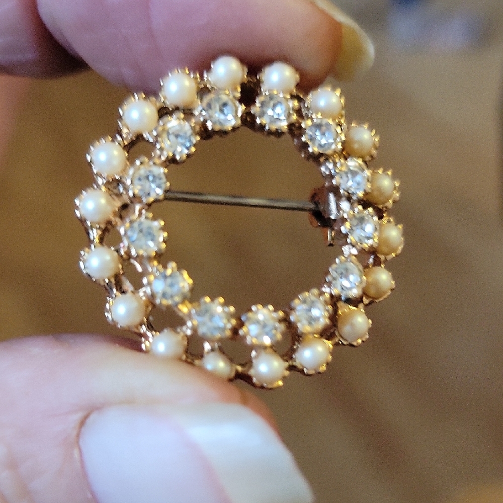 Gold and Pearl Brooch